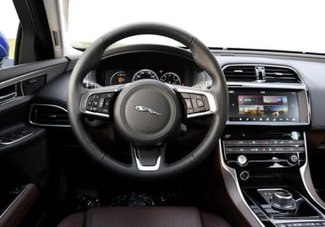 捷豹终于认栽了! 2.0T+8AT比奥迪A4L漂亮, 不足22万