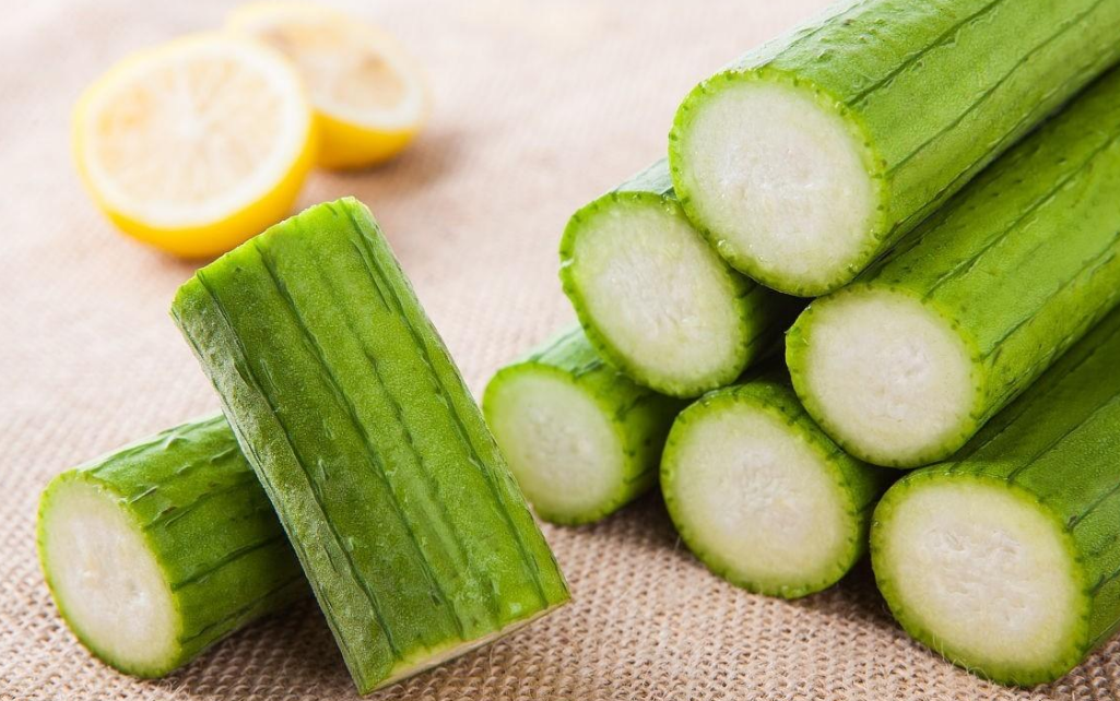 还在为丝瓜卖相不好看发愁吗？学会这个方法，种出的丝瓜售卖无忧