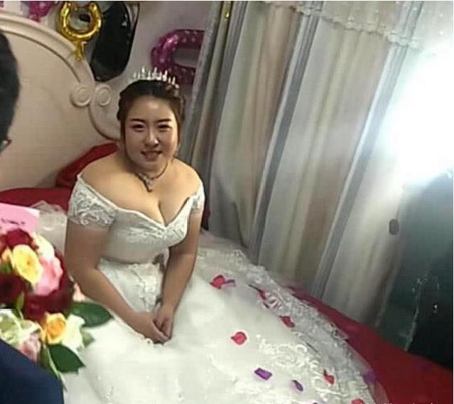 抖音200斤“胖新娘”长啥样？当看到她的脸，网友：果然丑和胖没什么关系！