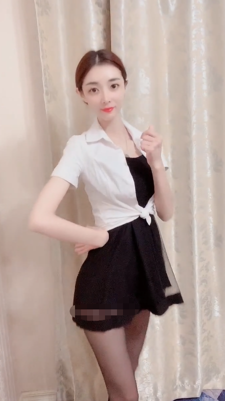 黑色连衣裙室内拍摄，时尚气息扑面而来