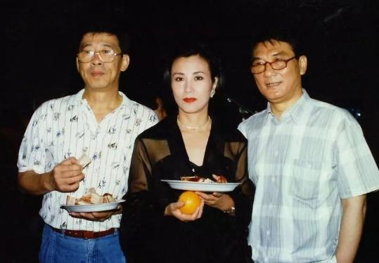 72岁的“张无忌”拥着72岁的“赵敏”拍照：缘分40年，弹指一挥间