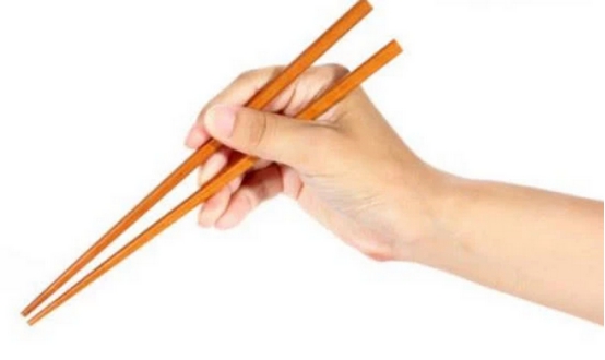 看你拿筷子的方式，测试出你是富贵命还是劳碌命？