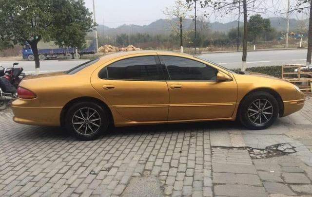 男子3万买到一辆很拉风的跑车，一天到晚往加油站跑