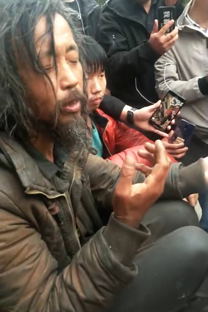 跟踪报道太多,捡破烂也不消停,网红流浪汉"沈大师"遭围追堵截