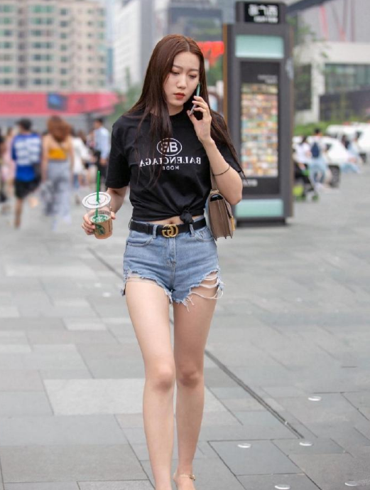 天都快黑了还不回家，是要去加班吗？