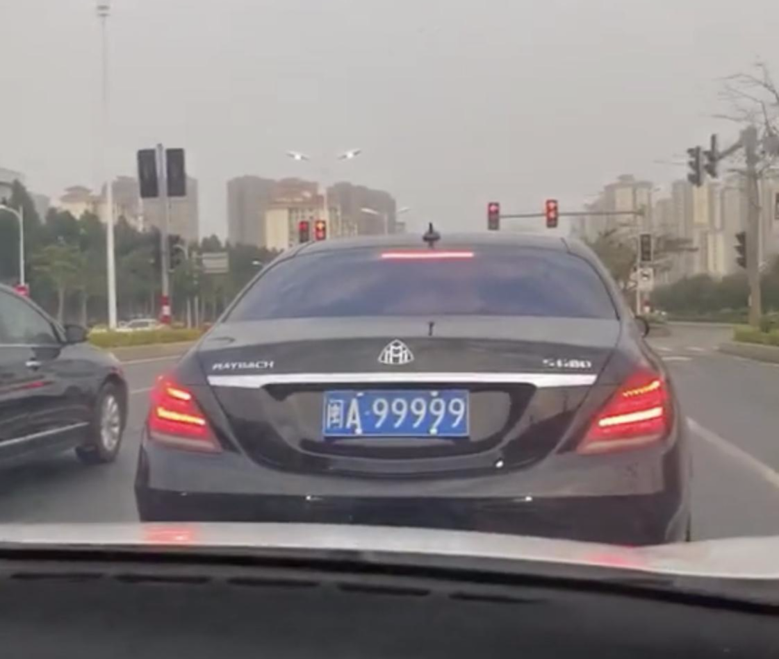 福建偶遇一辆迈巴赫，车牌“九五之尊”，网友：身份绝非等闲之辈
