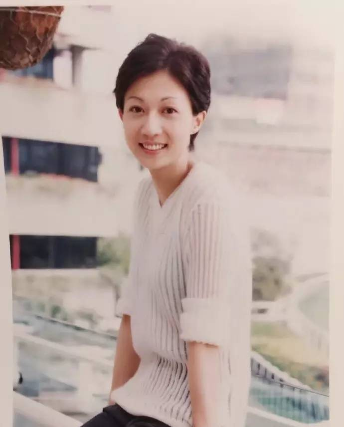 吴绮莉宣布复出，大胆穿吊带引关注，网友：当年可惜了！