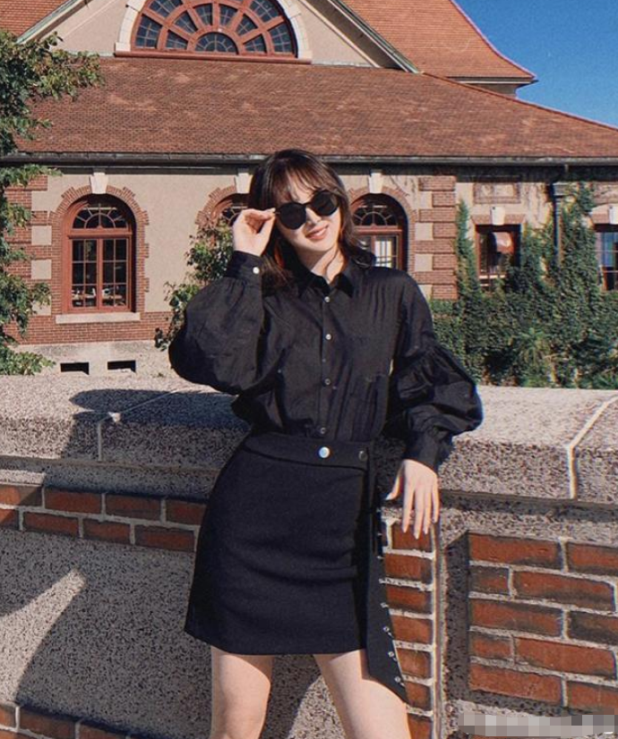 华为▲华为老总任正非小女儿多优秀？仅21岁就才貌双全，不出道太可惜了