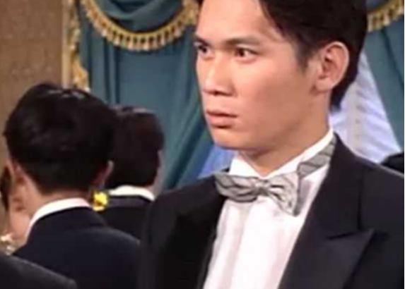 演戏不行，开餐馆又倒闭，走投无路恋上大20岁富婆，今却活出自我