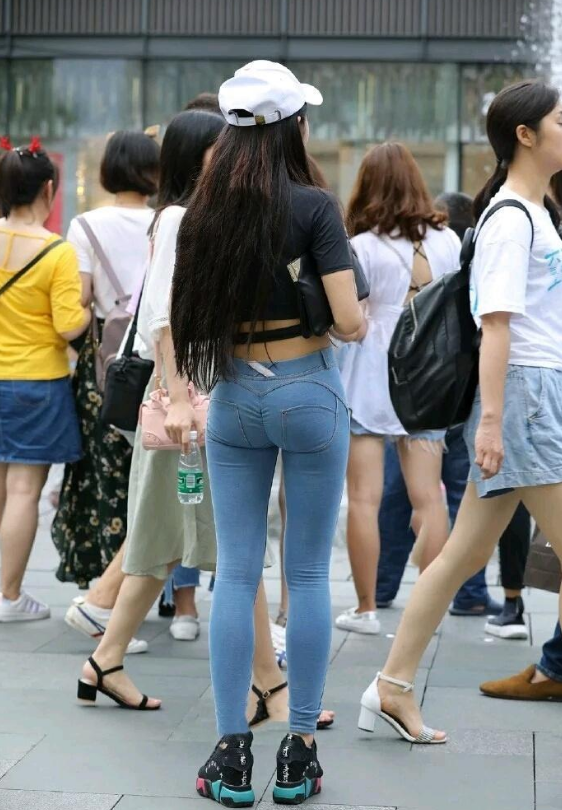 表妹真是长大了，裤子都该买新的了！