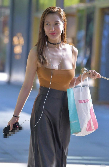 穿着吊带上街，还笑这么灿烂！