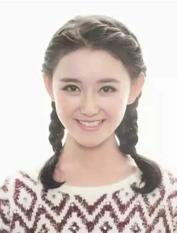 网站首页 阅娱坛 前边几位都是美女,但是唯独被蒋依依的证件照惊艳到