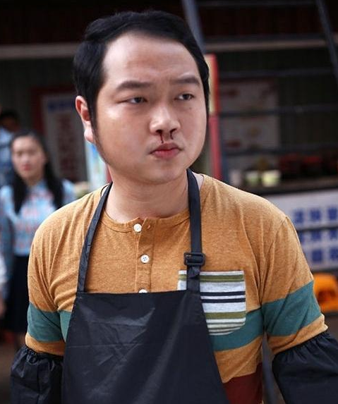 因一句“包租婆怎么没水了”而走红，现身价上亿成为了“小胖子”