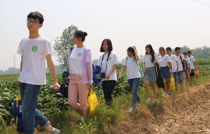 大学生响应号召下乡支教，被村民反怼：别来！俺孩子被你们害惨了