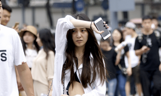 街拍：小姐姐把衬衫敞开来穿，只扣1个扣子，将普通衬衫穿出时髦