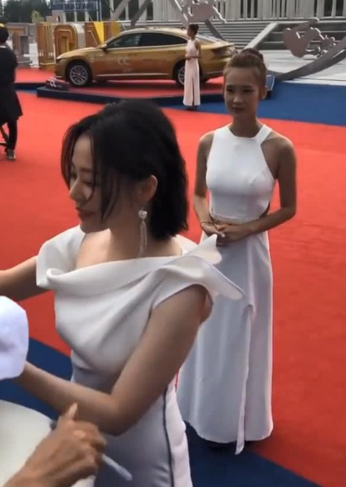 尴尬了张靓颖！一袭白裙参加活动，却被身后“礼仪小姐”彻底抢镜！