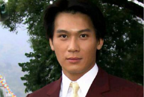 演戏不行，开餐馆又倒闭，走投无路恋上大20岁富婆，今却活出自我