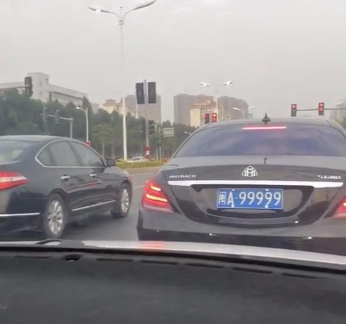 福建偶遇一辆迈巴赫，车牌“九五之尊”，网友：身份绝非等闲之辈