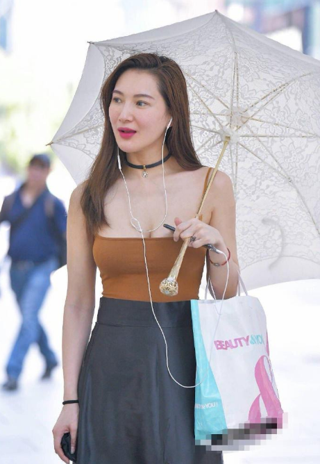 穿着吊带上街，还笑这么灿烂！