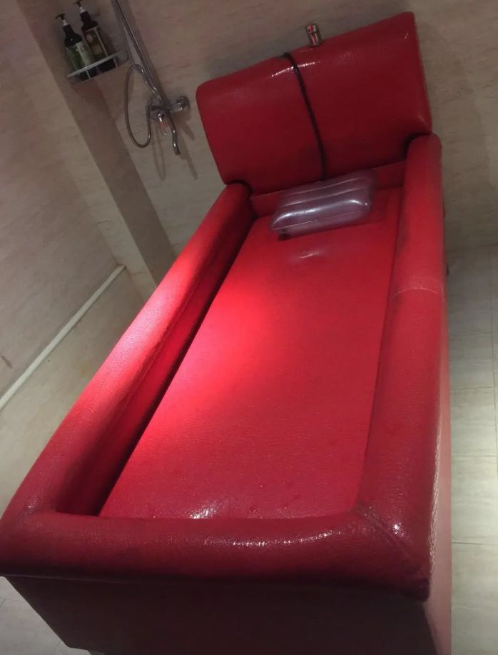 “酒店浴室放着一张床?”有人知道这是干嘛用的吗