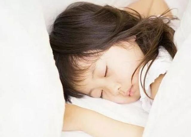8岁女孩卧室夹腿,宝妈怒斥其"不要脸",网友的话值得思考