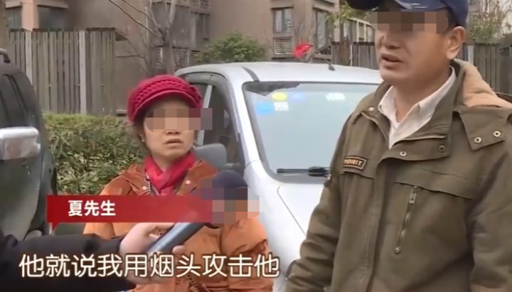 业主不交5元停车费被拦,把烟头丢保安脸上,被保安一砖头砸倒