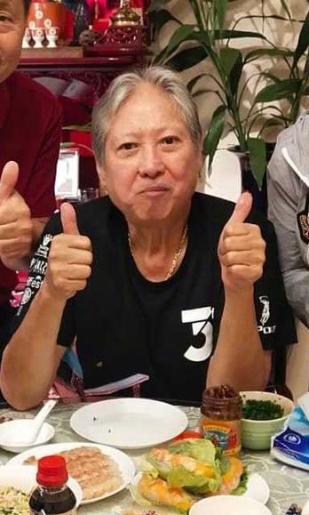 洪金宝|洪金宝怎么了？瘦到脱相判若两人，满头白发显苍老，友人到其家中探望