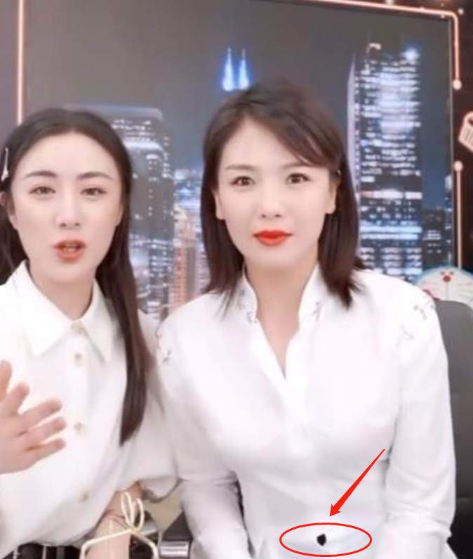 刘涛@刘涛直播太尴尬！白色衬衫被崩开，是肉太多？还是衣服太小？