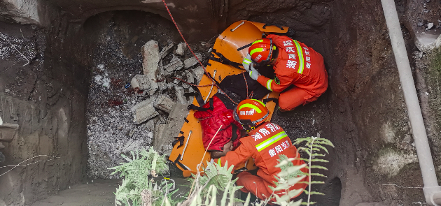 动次传媒 男子检查设备时踩断预制板,跌落四米深坑,被救时已多处骨折意识模糊