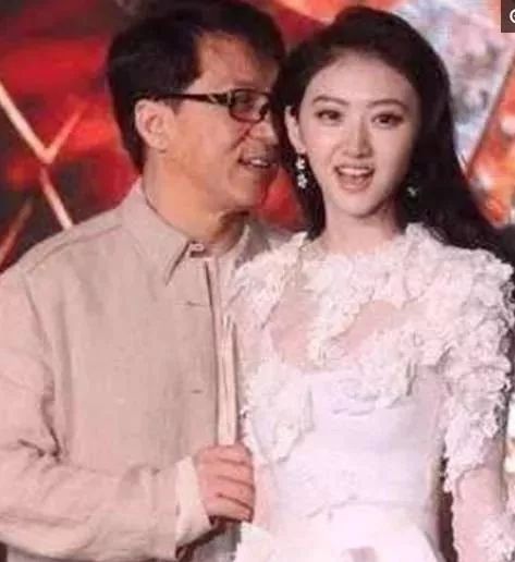 成龙|有种“尴尬”叫成龙被抓拍，看过8张照片后，品品哪张最尴尬？