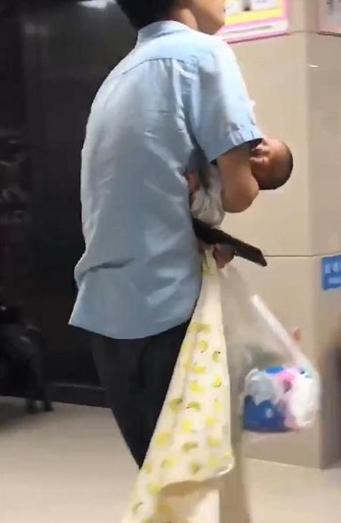 “人贩子”爸爸火了!在医院抱娃“慌张可疑”,路人:差点报警了