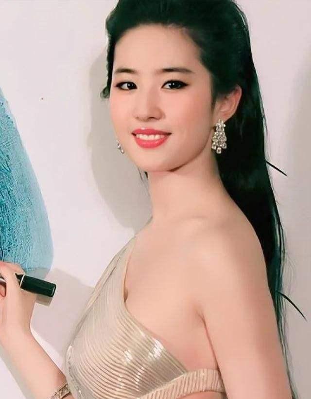 刘亦菲|刘亦菲彻底放开了？就靠一块\三角布\遮羞，果真不要\玉女\形象咯