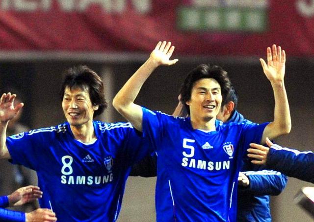 李玮锋▲李玮锋下家浮出水面，四大中超豪门任君挑选，不愧是国足名宿！