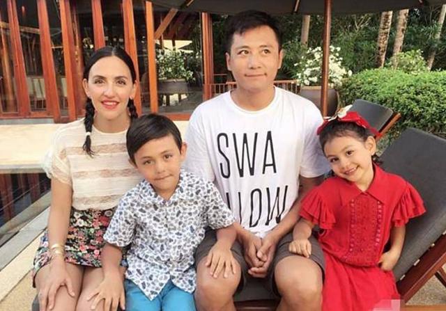 参观刘烨在法国的家,一家人住两层低矮平房,出门就有草坪和泳池