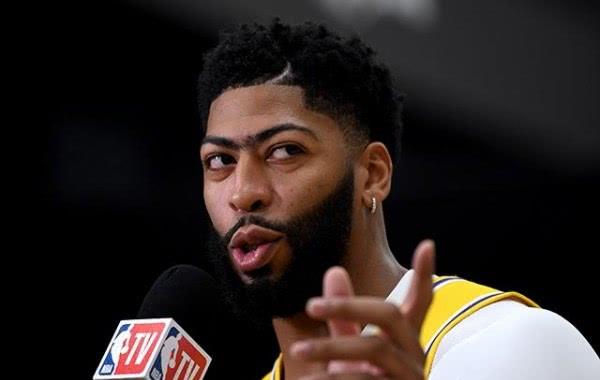 湖人队@1-3大逆转！湖人逆转雄鹿夺冠，浓眉有感而发，球迷调侃历史第二