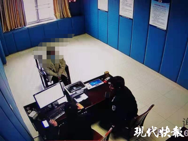 融媒看看 女子冒领别人的包，因为这个动作盗窃变诈骗