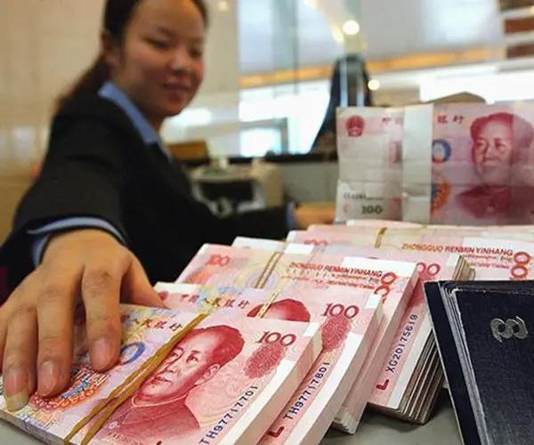 #贷款#两个富豪同时去银行，一个存1亿，一个贷款1亿，行长会先接待谁？