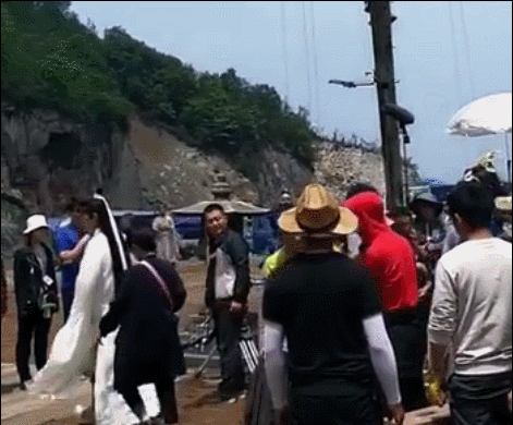 成毅|因过度避嫌大量脱粉，成毅被曝片场怒骂导演，指着对方鼻子大声斥责
