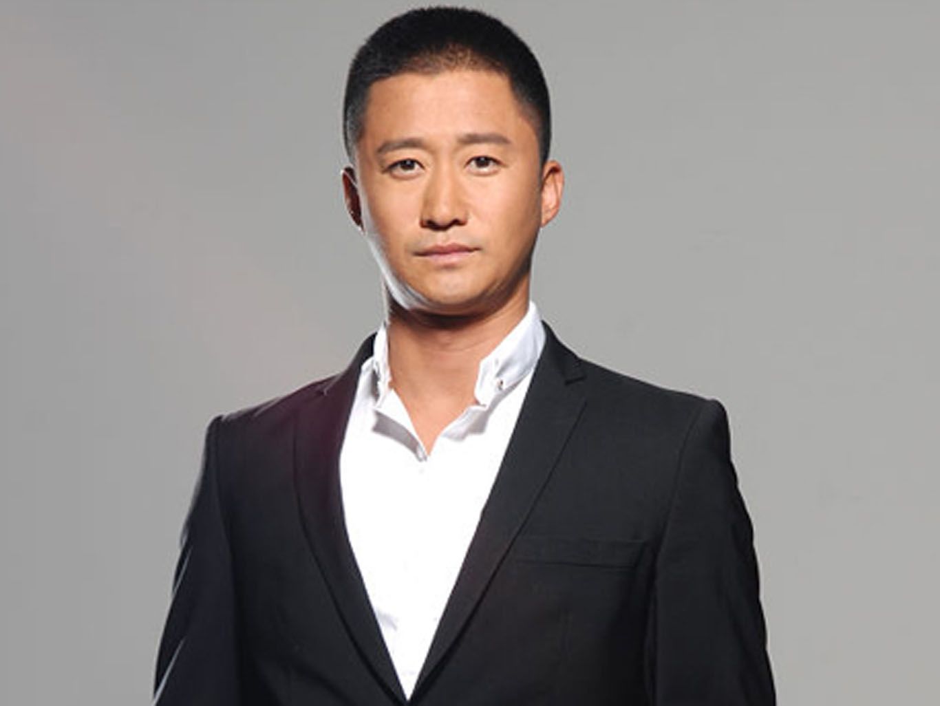 吴京■他红过吴京，抛弃妻女娶小娇妻，如今只能跑龙套