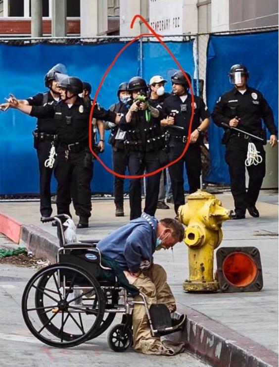 #特朗普#洛杉矶警察疯狂扫射，75岁轮椅老人脸部中弹，血流如注！特朗普慌了