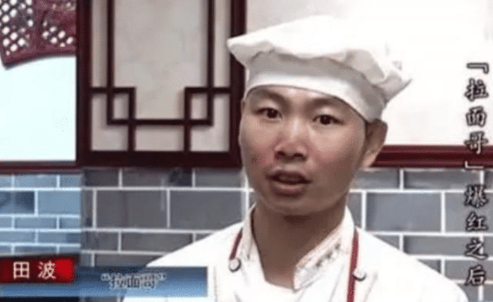 「」当年爆红的“拉面哥”,不顾反对辞掉工作娶女粉丝,现状如何?