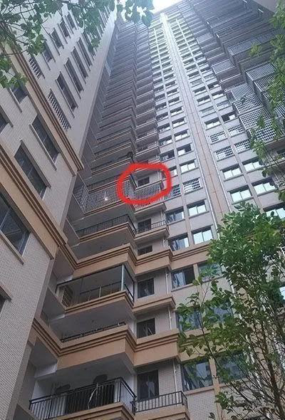 防盗窗：楼上邻居把防盗窗装我家空调外机上，邻居：你可以装在防盗窗外面