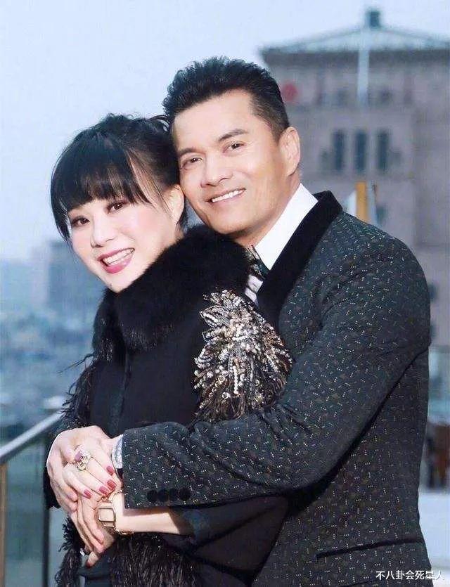 吕良伟|好命吕良伟连娶两任富婆，今老婆越来越少女，晒巨钻戒指财力超强