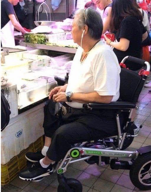 洪金宝|洪金宝怎么了？瘦到脱相判若两人，满头白发显苍老，友人到其家中探望