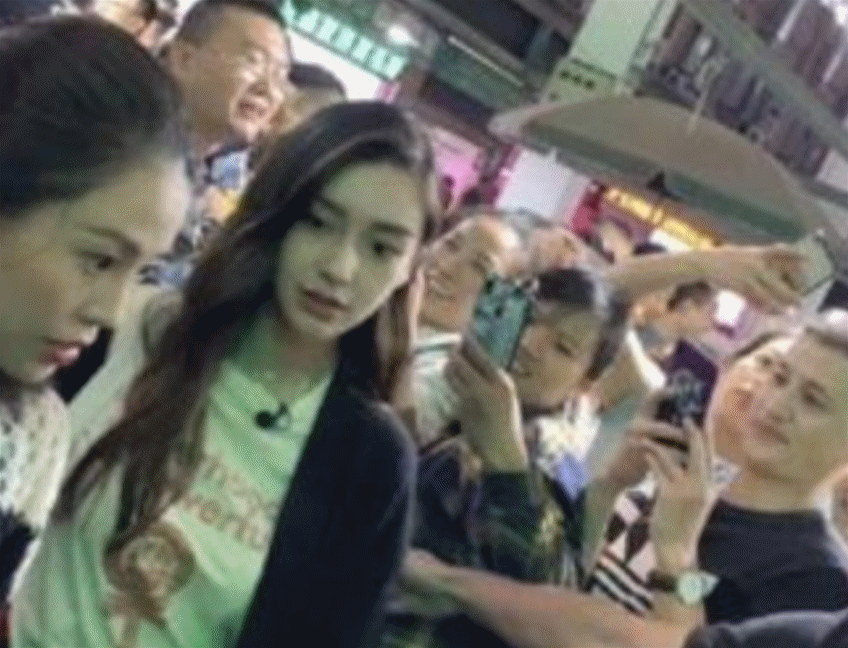 杂志|Baby第一次见到农村厕所，脱口而出3个字: 教养是装不出来的