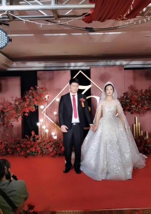 朱之文|朱之文儿子结婚,婚礼现场满满的商业气息,合影时岳父一脸不满意