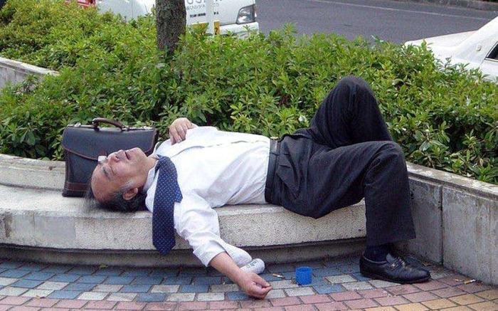 日本▲日本人街头酒醉后显露的各种丑态，让你看看真正的日本