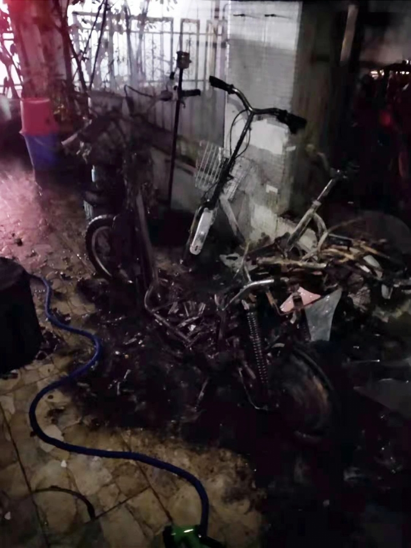 动次传媒 广州番禺一小区电动车自燃,楼上住户端水盆向下泼水灭火