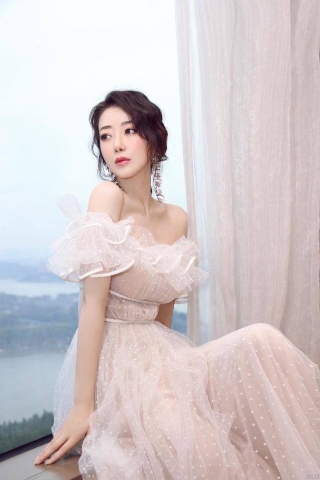 曾伟权|她从娱乐圈宠儿变弃儿，今沦为18线配角，导演：她便宜好用！