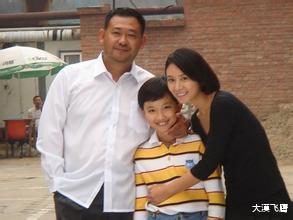 姜武|姜文与姜武俩兄弟的品味差距如何，看看他们的媳妇就知道了